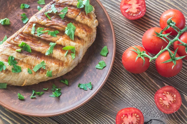 Maydanoz ve domates ile ızgara hindi göğsü