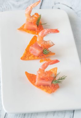 Mısır cipsi karides ve somon ile