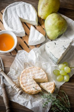 Küflü peynir armut ve üzüm ile