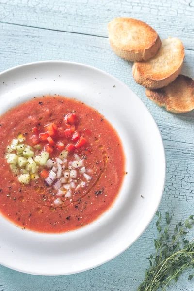 Portion de gaspacho sur la table en bois — Photo