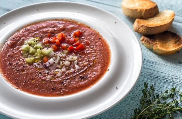 Portion Gazpacho auf dem Holztisch — Stockfoto