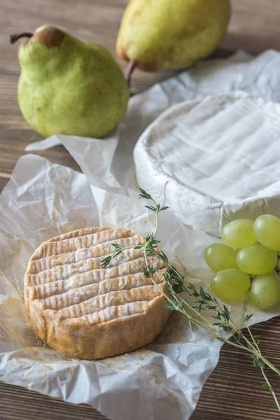 Armut ve üzüm ile peynir