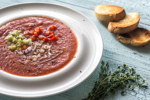 Gedeelte voor gazpacho op de houten tafel — Stockfoto