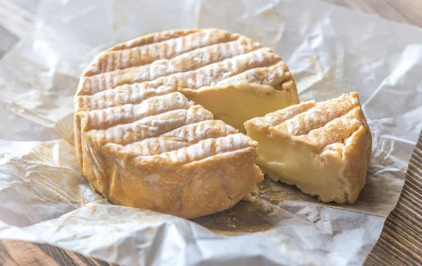 Roucoulons kaas op de bakken papier — Stockfoto