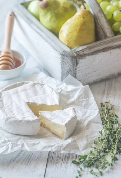 Camembert s hrušky a hrozny — Stock fotografie