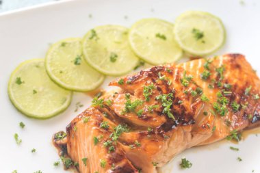 Tatlım kireç somon plaka üzerinde