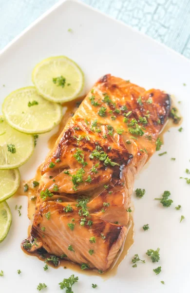 Tatlım kireç somon plaka üzerinde