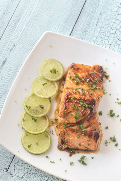 Salmón de limón miel en el plato — Foto de Stock