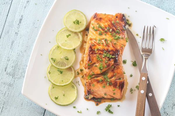 Salmón de limón miel en el plato —  Fotos de Stock