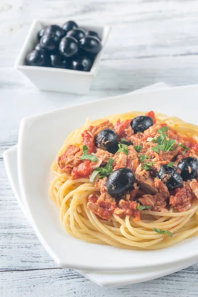 Espaguetis con atún y aceitunas negras —  Fotos de Stock