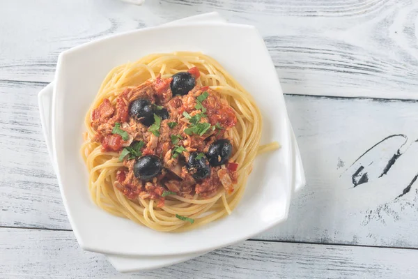 Espaguetis con atún y aceitunas negras — Foto de Stock