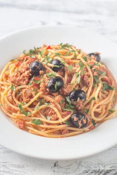 Espaguetis con atún y aceitunas negras — Foto de Stock