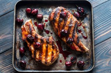 Erik soslu ızgara domuz pirzola