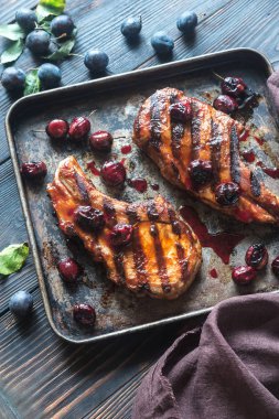 Erik soslu ızgara domuz pirzola