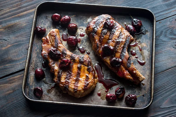 Gegrilde varkensribbetjes met plum saus — Stockfoto