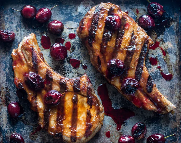 Erik soslu ızgara domuz pirzola