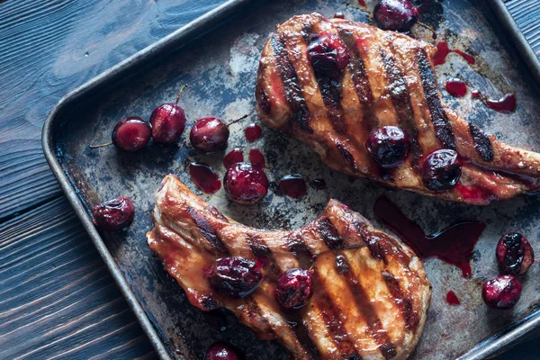 Erik soslu ızgara domuz pirzola