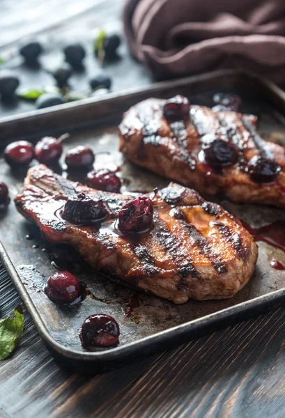 Gegrillte Schweinerippchen mit Zwetschgensoße — Stockfoto