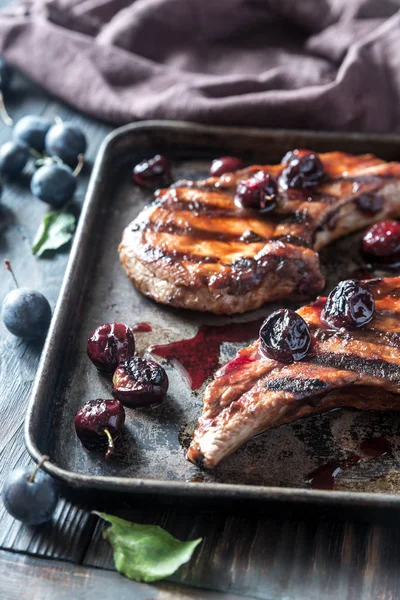 Gegrillte Schweinerippchen mit Zwetschgensoße — Stockfoto