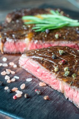 Ahşap tahta üzerinde taze biberiye ile sığır eti biftek