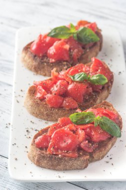 Bruschetta kiraz domates ve fesleğen ile