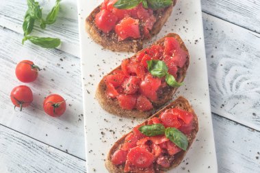 Bruschetta kiraz domates ve fesleğen ile