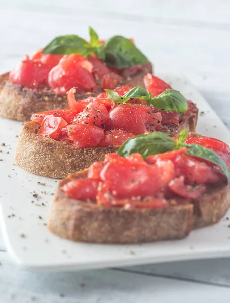 Bruschetta kiraz domates ve fesleğen ile — Stok fotoğraf