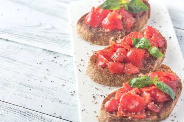 Bruschetta mit Kirschtomaten und Basilikum — Stockfoto