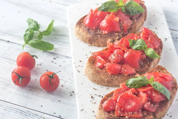 Bruschetta kiraz domates ve fesleğen ile