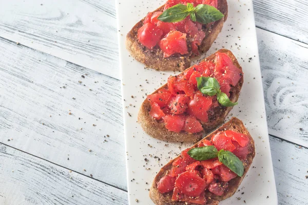 Bruschetta กับมะเขือเทศเชอร์รี่และโหระพา — ภาพถ่ายสต็อก