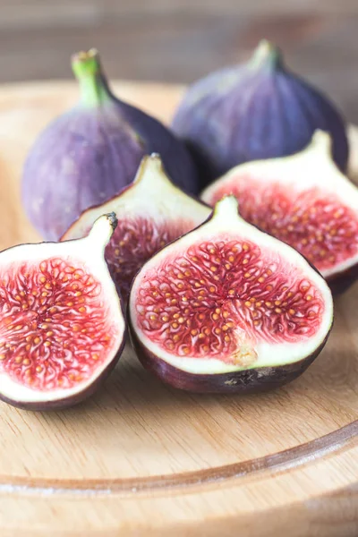 Ripe figs on the wooden board — Stock Photo, Image