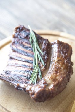 Ahşap tahta üzerinde ızgara Kuzu pirzola