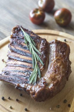 Ahşap tahta üzerinde ızgara Kuzu pirzola