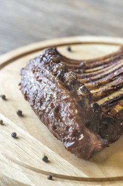 Ahşap tahta üzerinde ızgara Kuzu pirzola