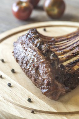 Ahşap tahta üzerinde ızgara Kuzu pirzola