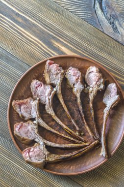 Izgara kuzu kaburga pirzola plaka üzerinde