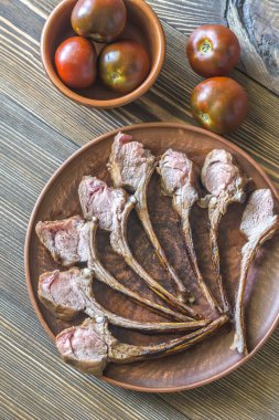 Izgara kuzu kaburga pirzola plaka üzerinde