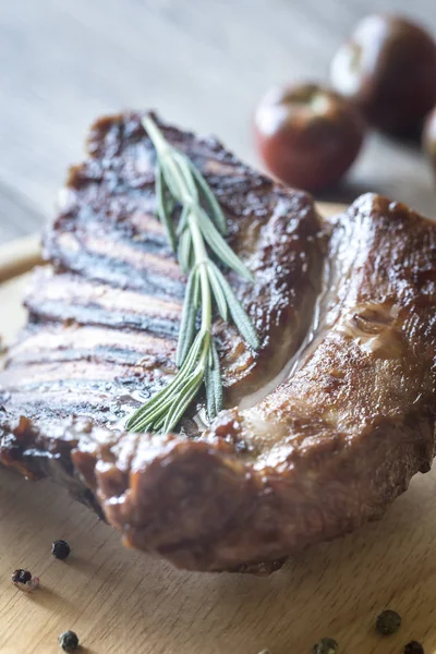 Ahşap tahta üzerinde ızgara Kuzu pirzola