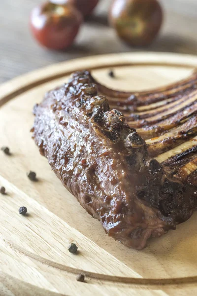 Ahşap tahta üzerinde ızgara Kuzu pirzola