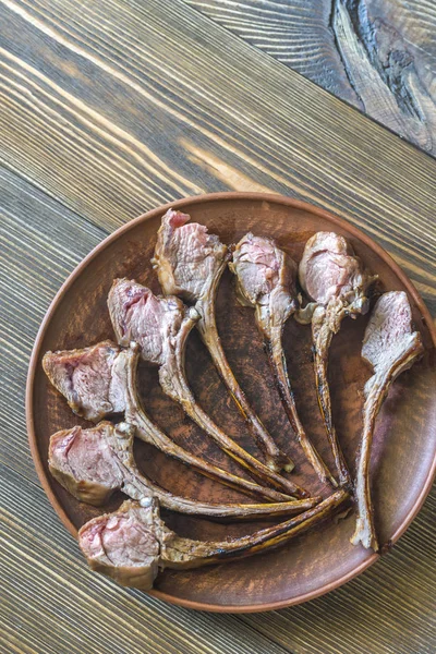 Izgara kuzu kaburga pirzola plaka üzerinde