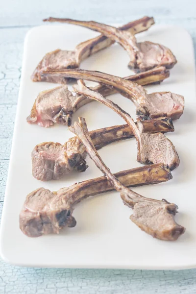 Côtelettes d'agneau grillées sur l'assiette — Photo