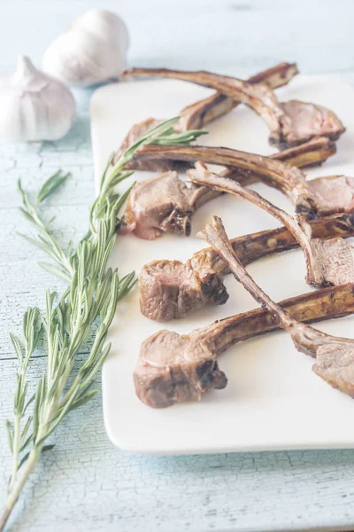 Lammkoteletts vom Grill auf dem Teller — Stockfoto