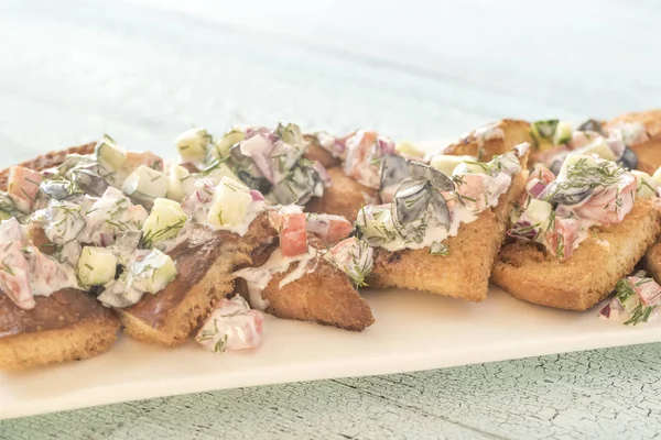 Yunan pide cips sebze tepesi ile