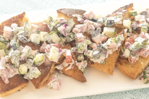 Yunan pide cips sebze tepesi ile