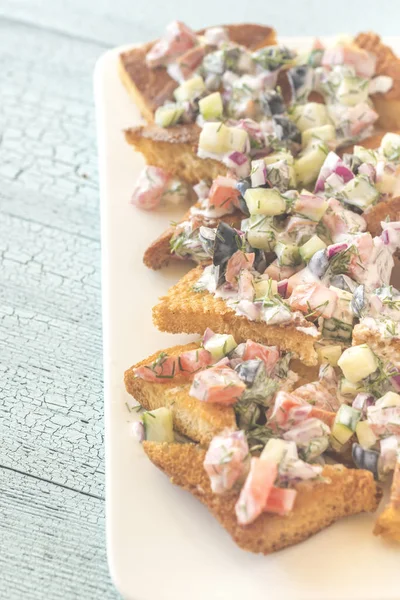 Yunan pide cips sebze tepesi ile