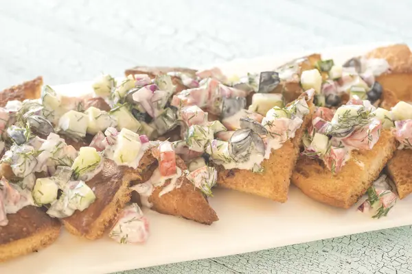 Yunan pide cips sebze tepesi ile