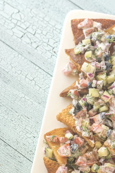 Yunan pide cips sebze tepesi ile