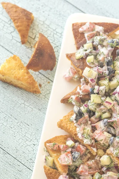 Yunan pide cips sebze tepesi ile