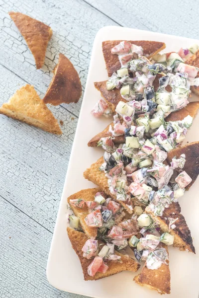 Yunan pide cips sebze tepesi ile