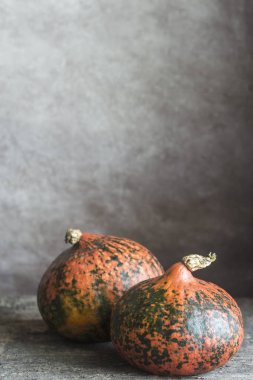 Ahşap arka plan üzerinde iki hokkaido kabaklar